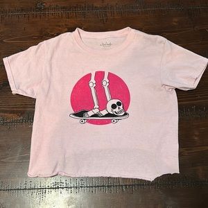 Skateboarding skull cropped tee